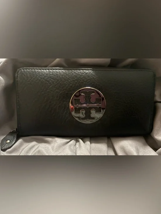 Tory Burch Black Leather Wallet with Logo Medallion - Picture 1 of 4